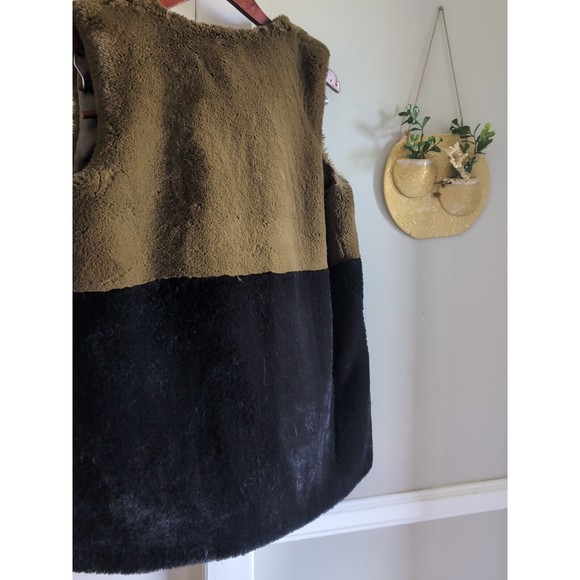 Plush Fur Vest For Women Faux Fur Color Block S/M Black & Green - H By Heurueh - Picture 9 of 9